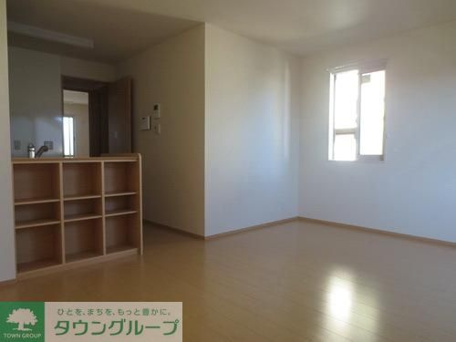 居室・リビング　２面採光の明るいリビング。