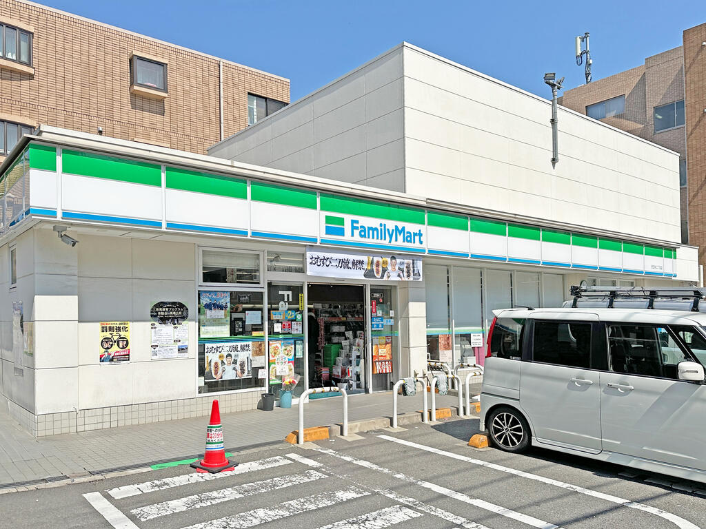 コンビニ　セブンイレブン世田谷区役所前店（コンビニ）まで160m
