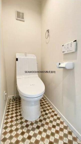 トイレ　ほっと落ち着ける、白基調のクリーンな空間。