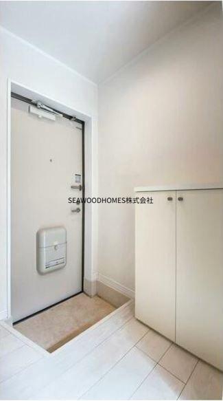 玄関　ドアを開ければ、明るく清潔な空間がお出迎え。