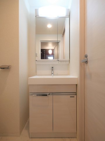 洗面設備　明るい色調の室内です