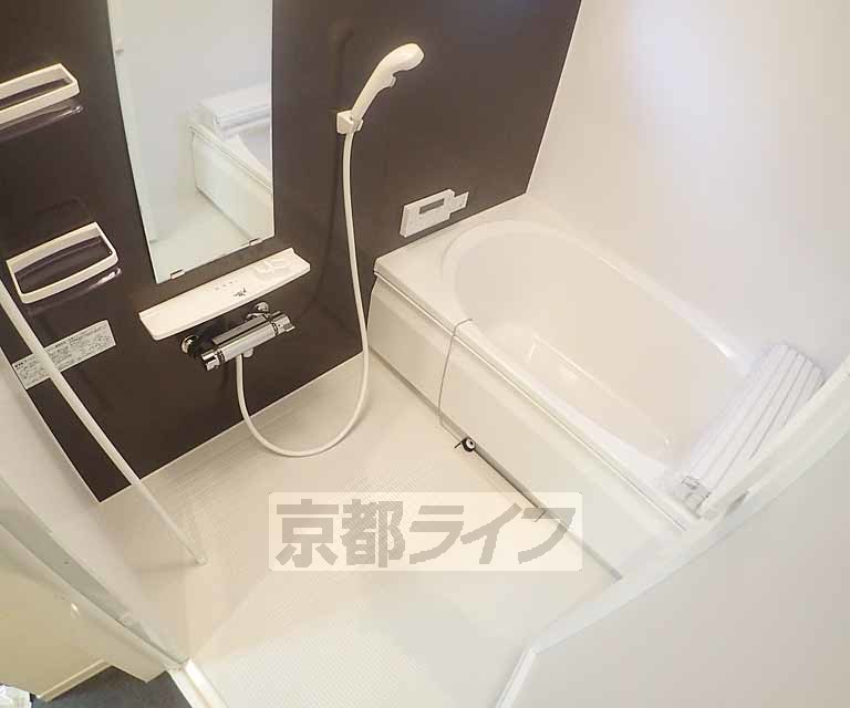 バス・シャワールーム　清潔感のあるバスルームです。