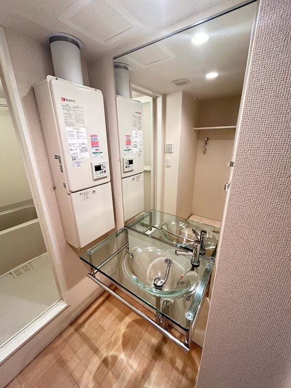 洗面設備　おしゃれで身支度に便利な独立洗面台。