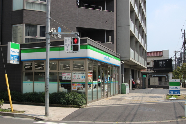 コンビニ　ファミリーマート世田谷下馬一丁目店（コンビニ）まで452m
