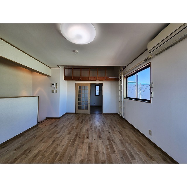 居室・リビング　※参考。写真はＢ２０５号。吐き出し窓のみ。腰高窓ありません。