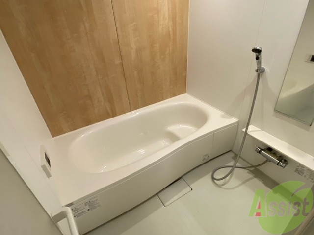 バス・シャワールーム　お風呂はこちらになります。脚も伸ばせそうですね。