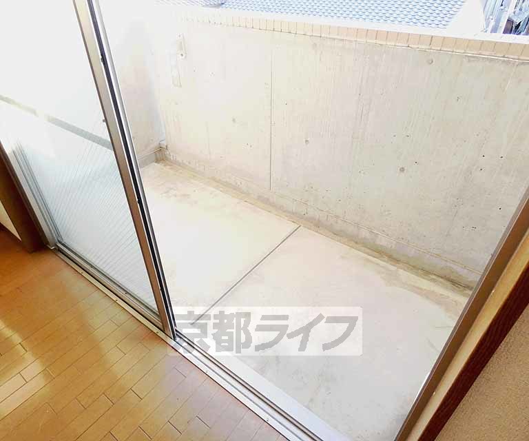 バルコニー　神宮丸太町駅近くのＲＣ造のセパレートマンションです。