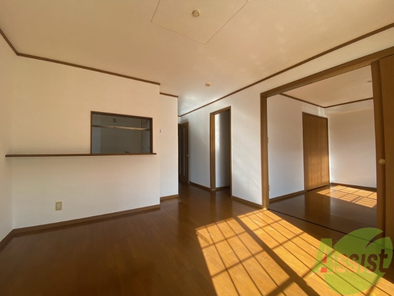 居室・リビング　１２．４帖の洋室です。広々として開放感がありますね。