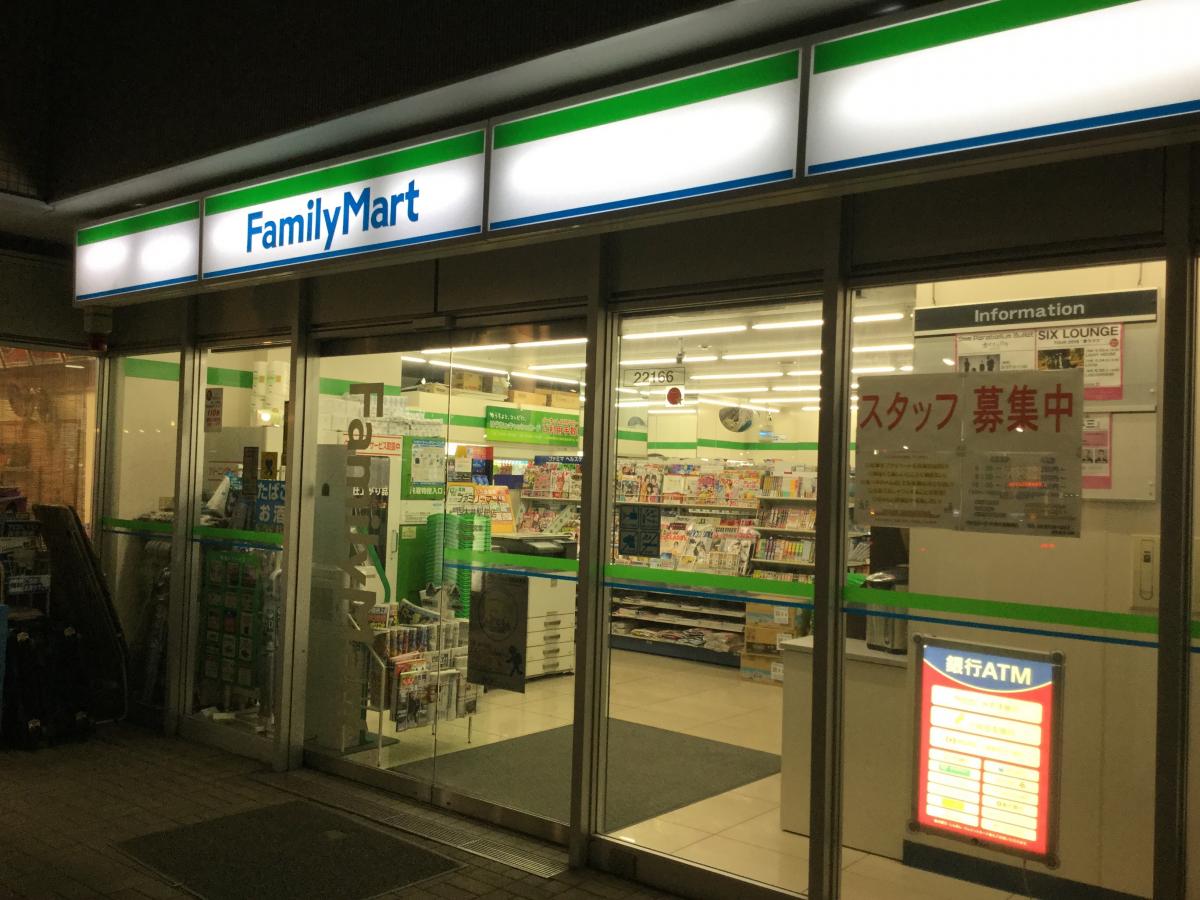 コンビニ　ファミリーマート 西大井駅前店（コンビニ）まで423m