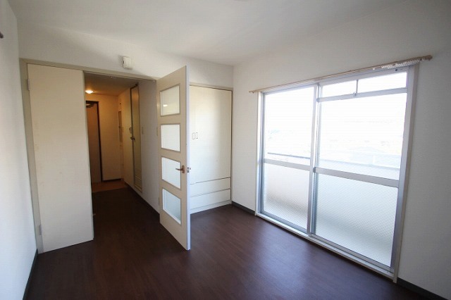 居室・リビング　同物件別室