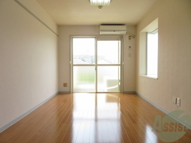 居室・リビング　リビングは、奥行のあるお部屋になっています。