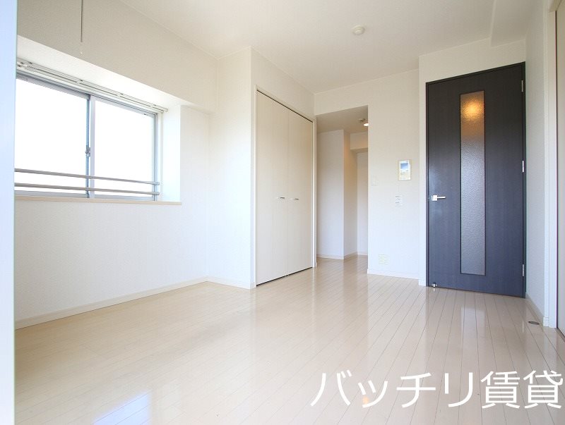 居室・リビング　画像は別号室の為、現状優先になります。