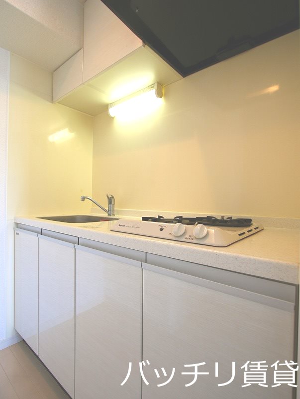 キッチン　画像は別号室の為、現状優先になります。