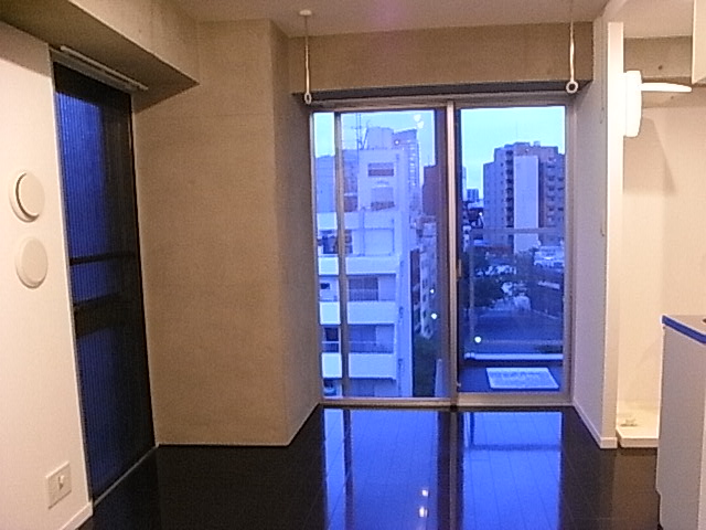 居室・リビング　落ち着いた色合いの床材を使用した居住空間