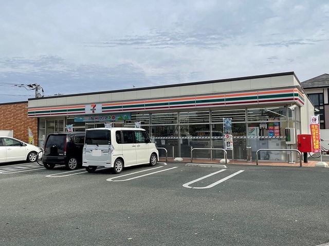 コンビニ　セブンイレブン南高江店（コンビニ）まで700m