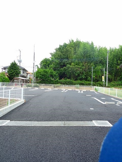 駐車場　敷地内に駐車場完備です。