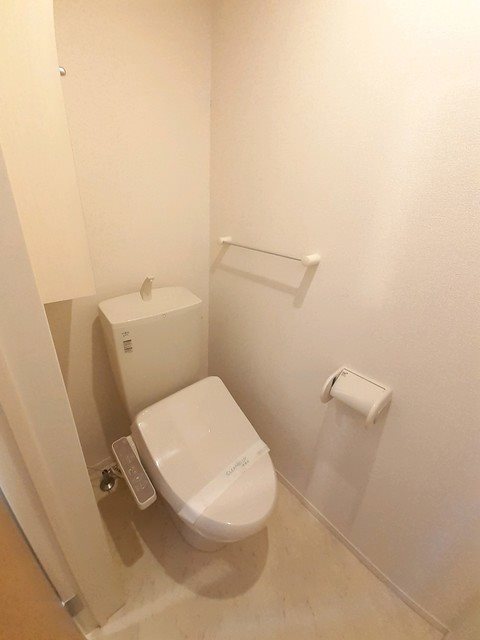 トイレ　温水洗浄便座です。
