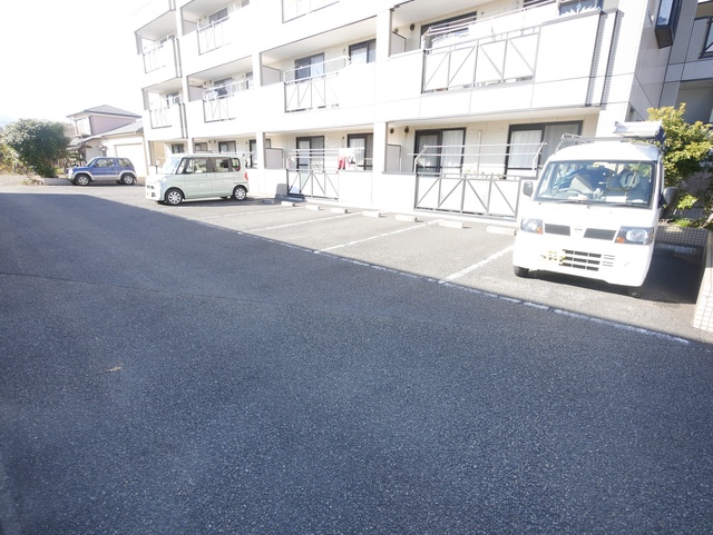 駐車場　★広々とした駐車場がございます★