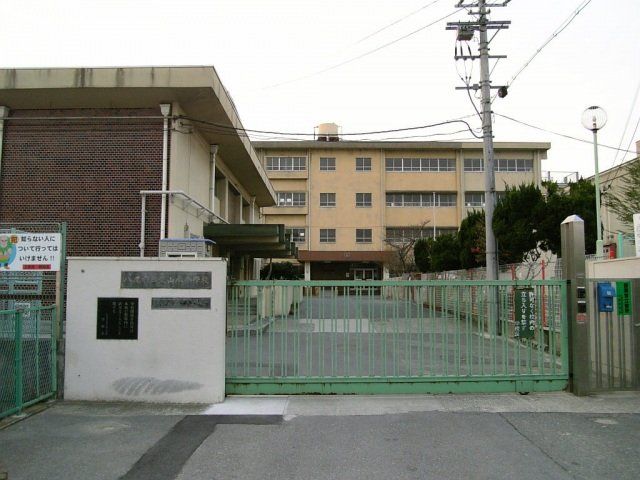 小学校　八尾市立東山本小学校（小学校）まで548m
