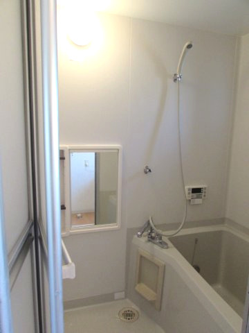 バス・シャワールーム　窓のある浴室