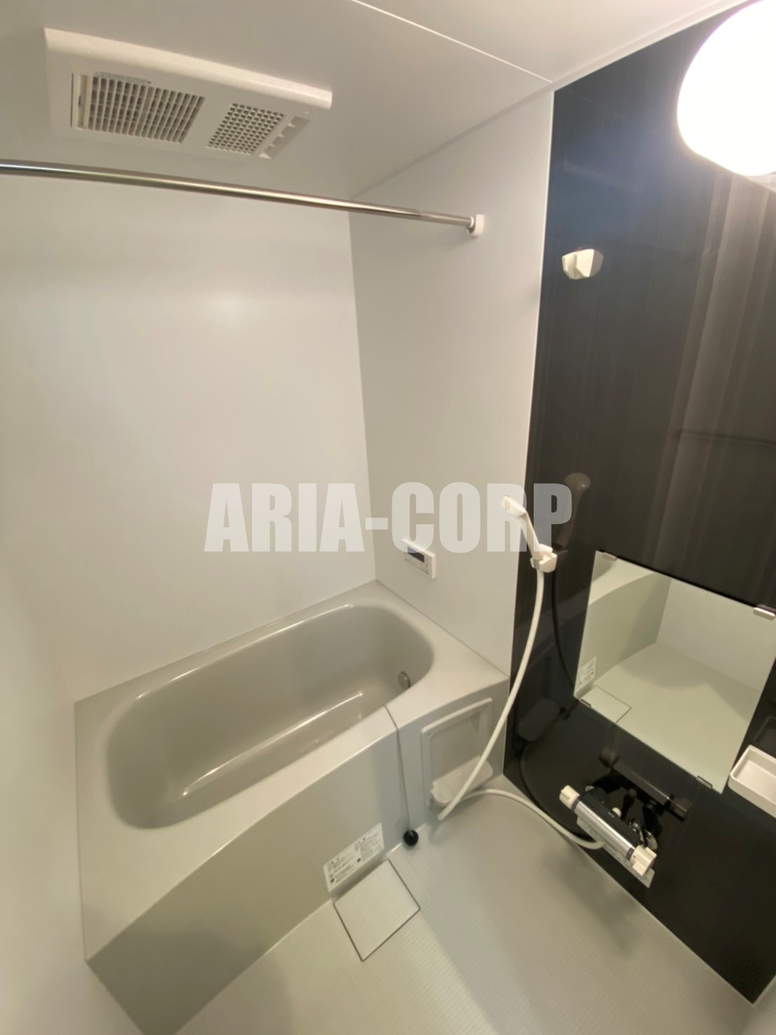 バス・シャワールーム　追い焚き浴室乾燥付。カラーパネル採用でお洒落なバスルーム。