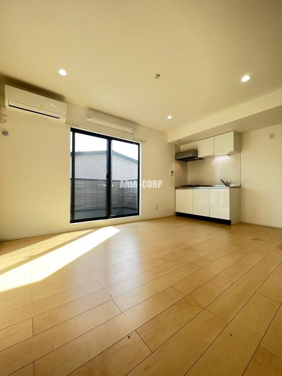 居室・リビング　白を基調としたお洒落なお部屋！奥行きたっぷりの空間です♪