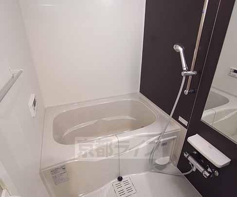 バス・シャワールーム　ゆったり浸かれるお風呂です。