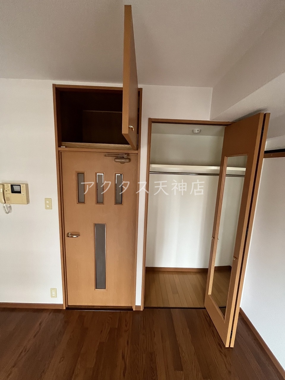 収納　お部屋の扉上部には収納スペース★※実際は、反転タイプ