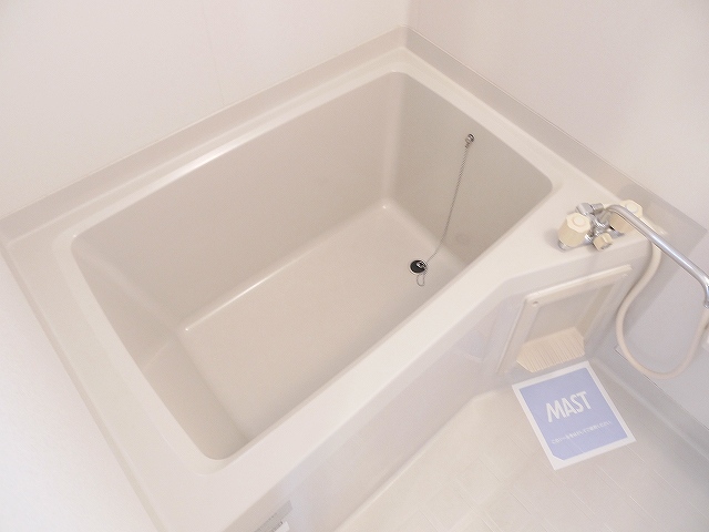 バス・シャワールーム　コンパクトで使いやすいお風呂です