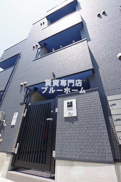 建物外観　木造3階建てのきれいな物件！