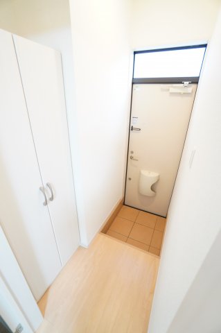 玄関　※同物件・反転タイプの写真です。