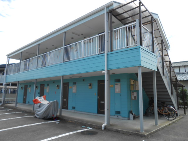 建物外観　建物玄関側（北面）を北西方向より撮影