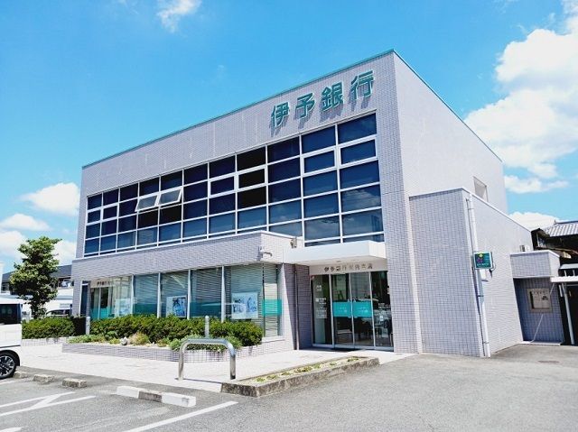銀行　伊予銀行川内支店様（銀行）まで600m