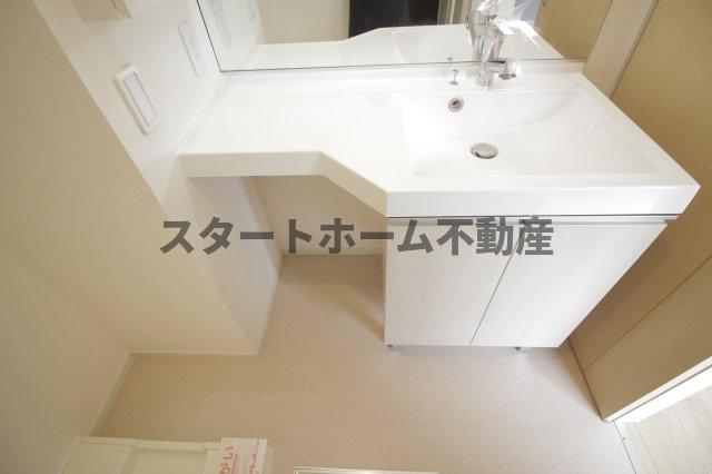 洗面設備　明るい洗面所です