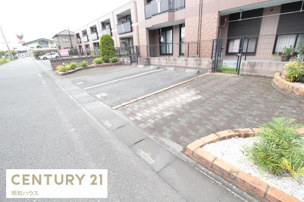 駐車場　敷地内に駐車場ございます！