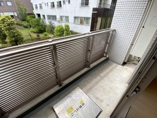 バルコニー　外からの目が気にならないバルコニーで洗濯物が干せます