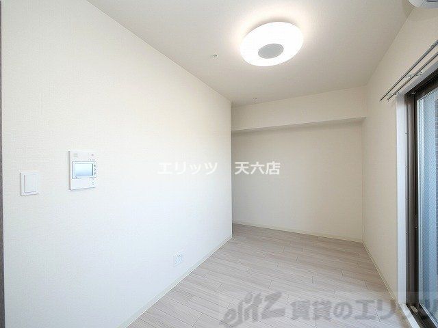 プレサンス東三国エンブレイスの居間写真