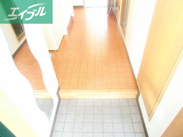 玄関　別のお部屋の写真です。実際とは異なります。