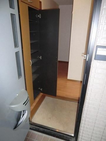 玄関　トールタイプシューズボックス完備