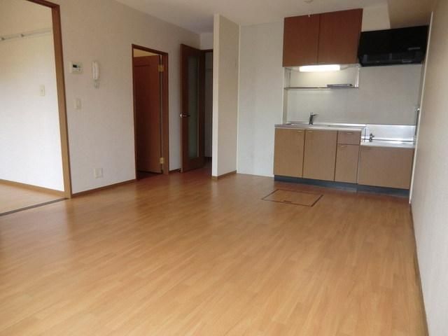 居室・リビング　日当り良好　開放的な振分けのリビングです