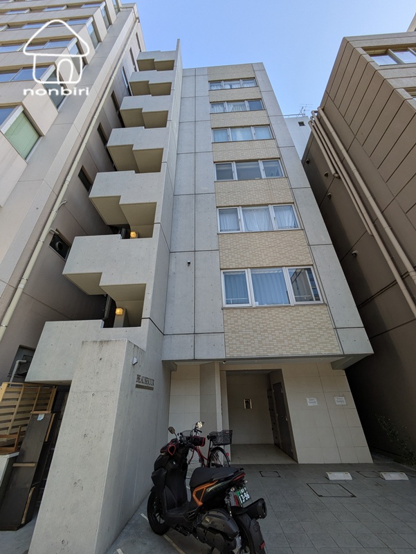 建物外観　海がすぐの珍しい海岸通のアドレスで店舗からすぐです