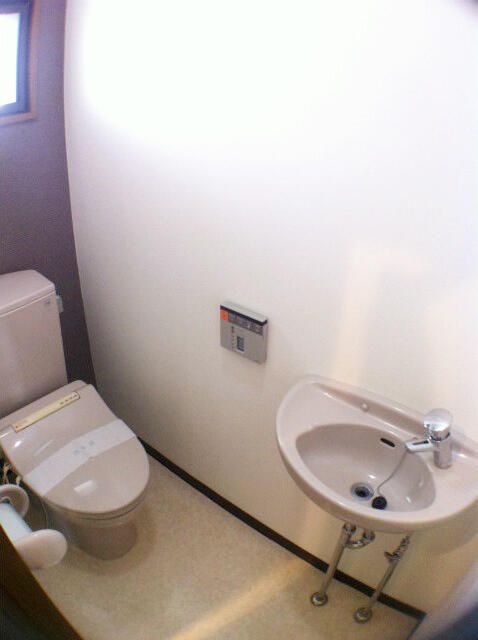 京王線 明大前駅 徒歩4分 3階建 築26年のトイレ写真