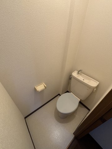 アン・シャルマンのトイレ写真