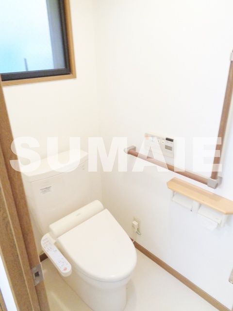 トイレ　窓付きトイレです☆