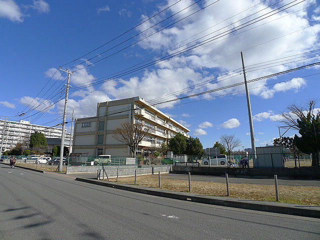 中学校　越谷市立富士中学校（中学校）まで991m