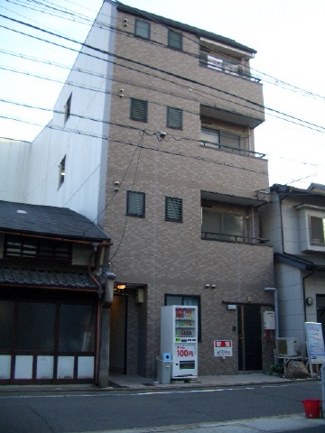京都市下京区官社殿町のマンションの建物外観