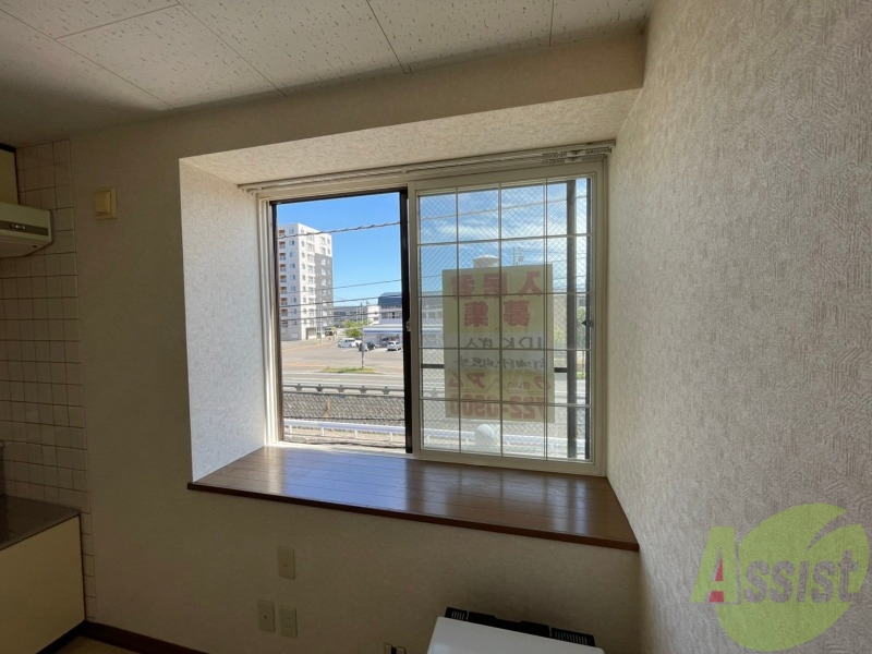 バルコニー　窓を開けて空気の入れ替えをしてリフレッシュできます。