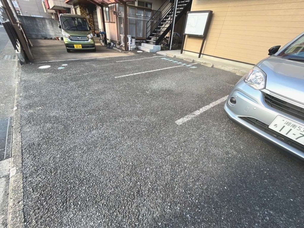 【平塚市諏訪町のアパートの駐車場】