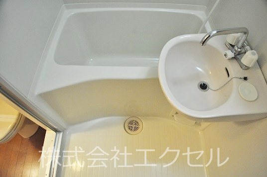 バス・シャワールーム　ゆったりとした浴室です。