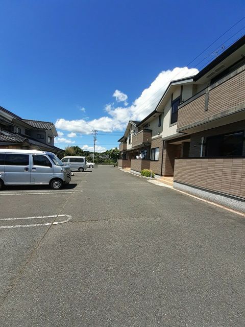 【福山市駅家町大字法成寺のアパートの駐車場】